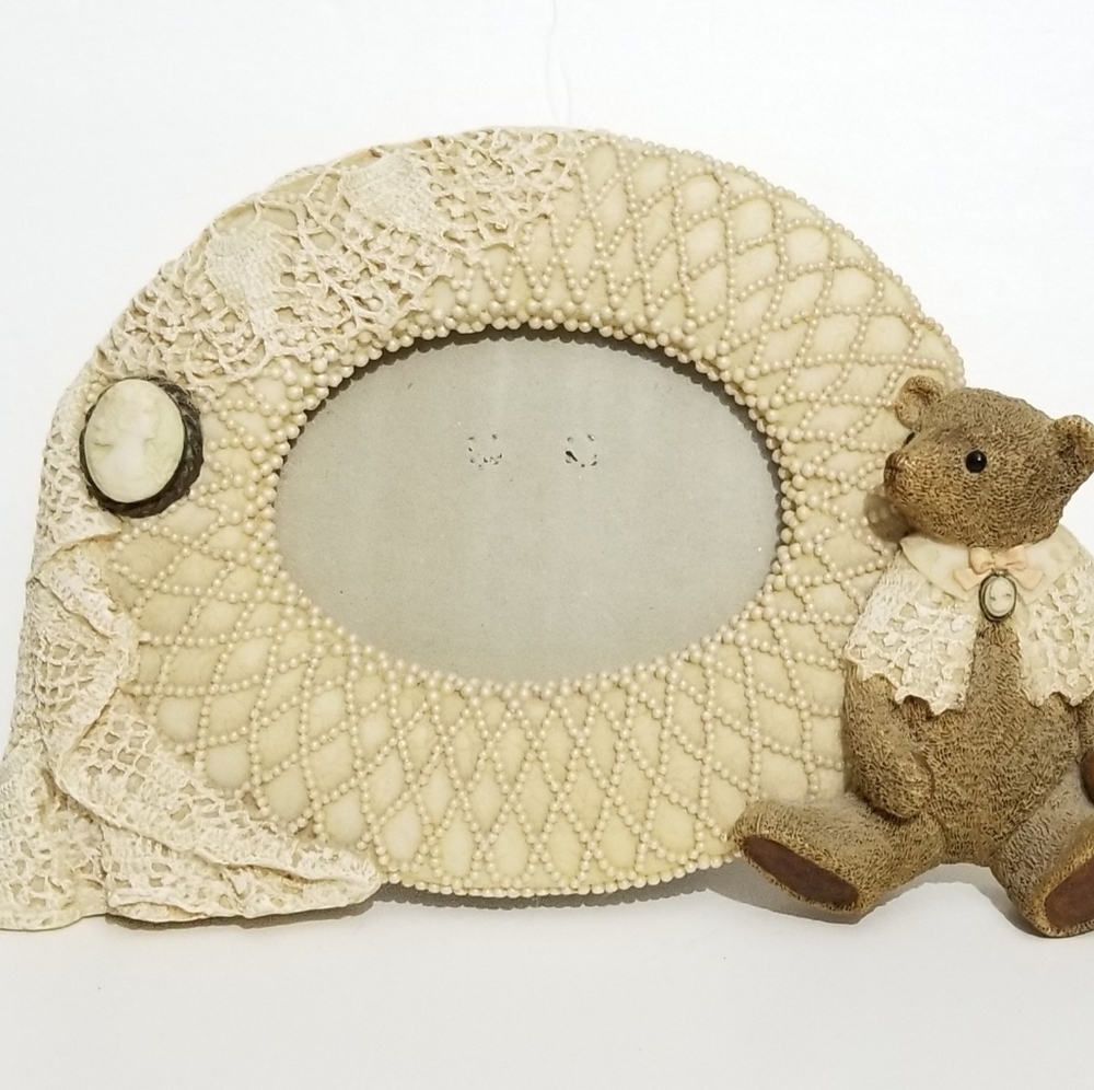 Vintage 1993 oval picture frame " Teddy Bear"